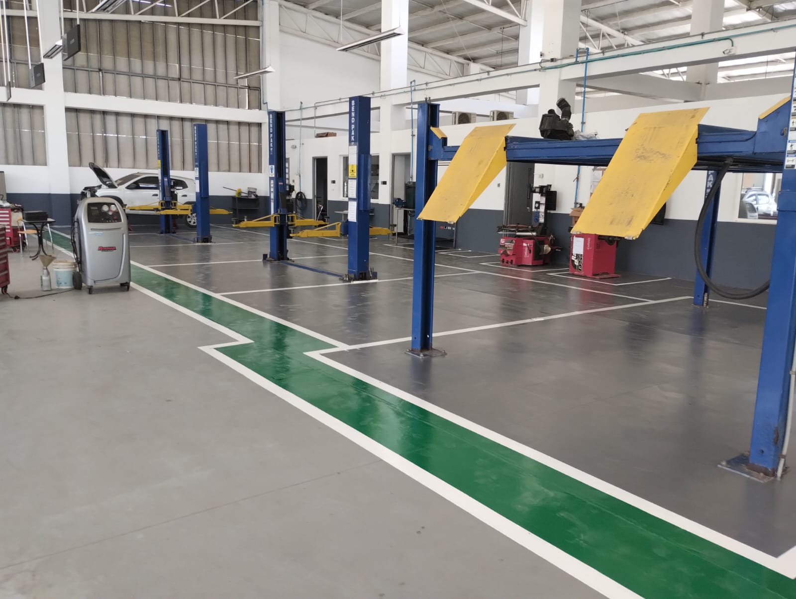 Bodega después de pintar